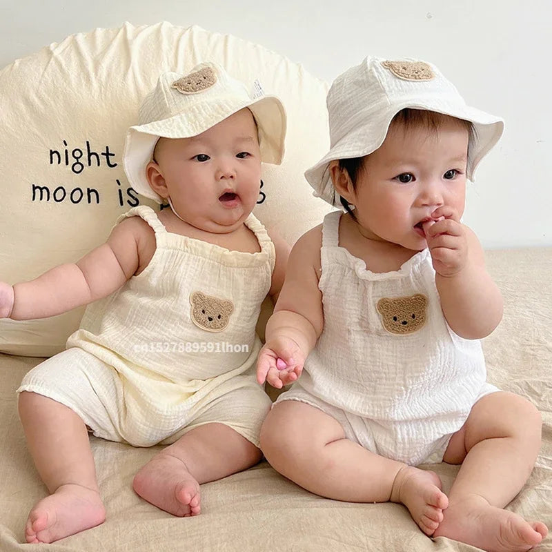 Baby Latzhose mit Häubchen - Praktisch und luftig