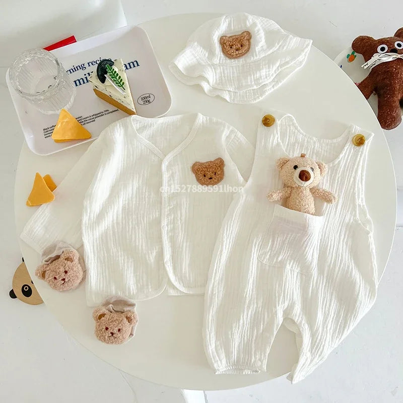 Baby Latzhose mit Häubchen - Praktisch und luftig