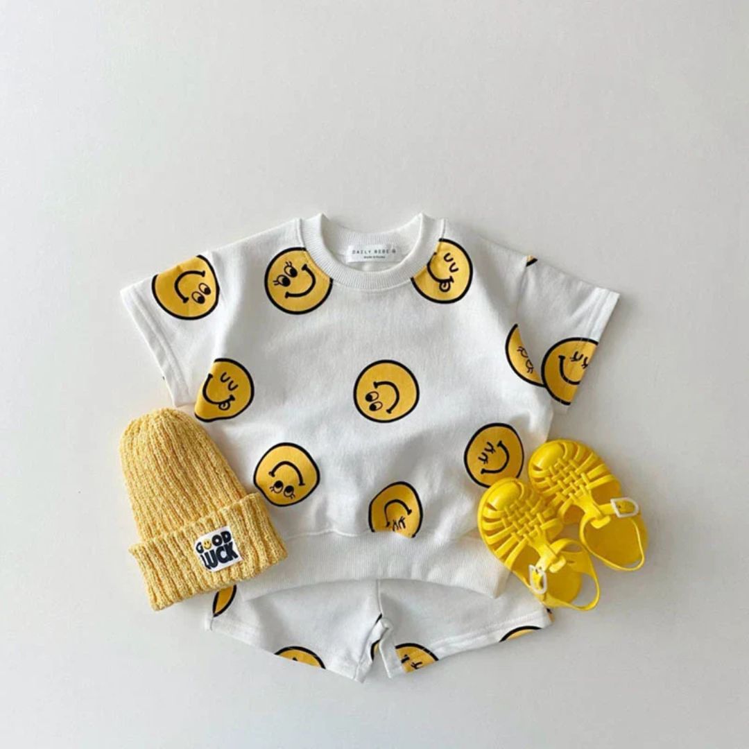 LittleLooks | Strahlend in den Tag – Smiley Kinderoutfit