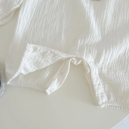 Baby Latzhose mit Häubchen - Praktisch und luftig